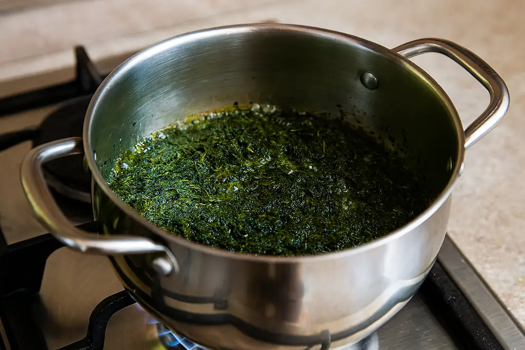 تفت دادن سبزی خورش قرمه سبزی